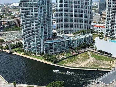 68 SE 6th Street Miami FL 33131
