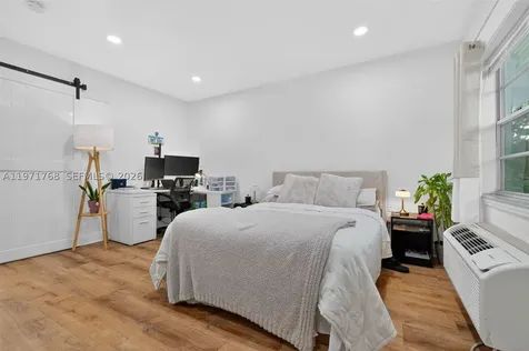 911 Meridian Avenue Miami Beach FL 33139