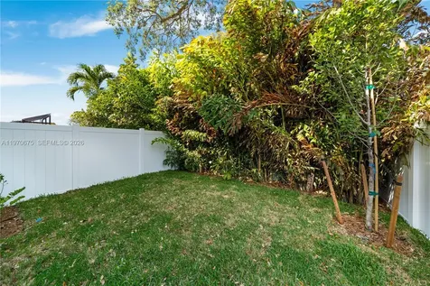 4789 NW 1st Street Miami FL 33126