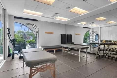 1000 E Island Boulevard Aventura FL 33160