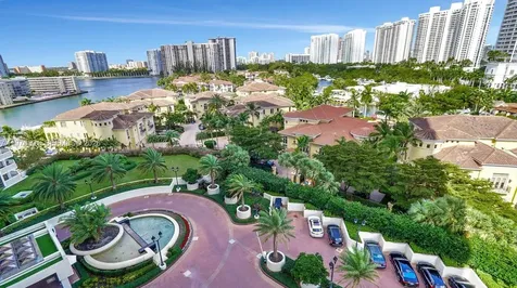 1000 E Island Boulevard Aventura FL 33160