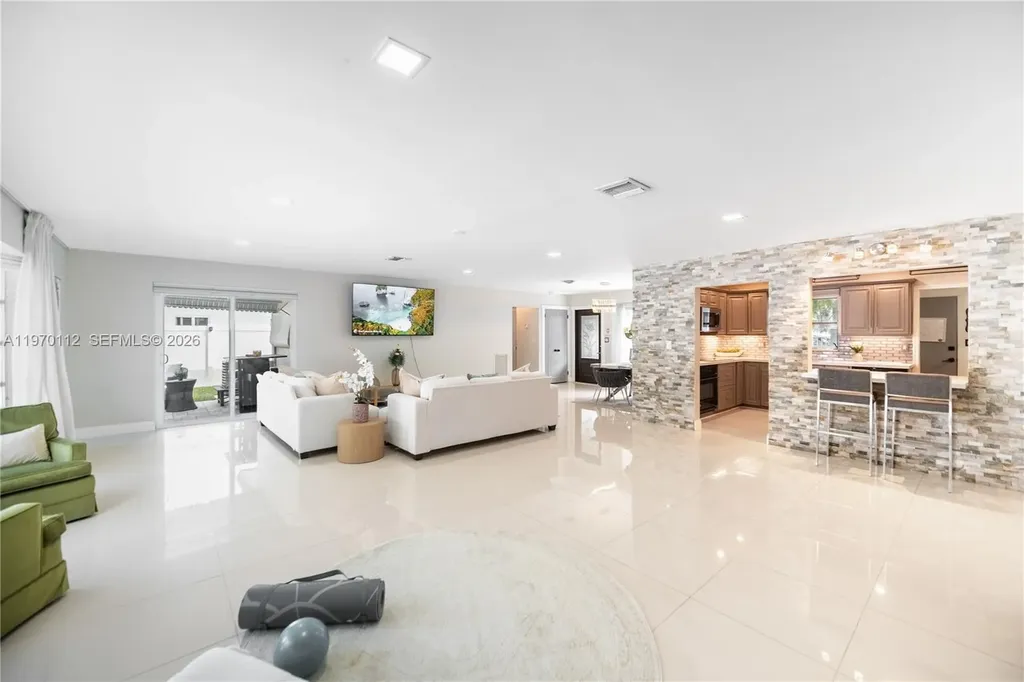 2121 NE 62nd Street Fort Lauderdale FL 33308