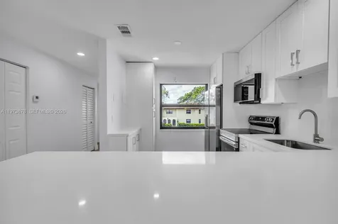 8535 Casa Del Lago Boca Raton FL 33433