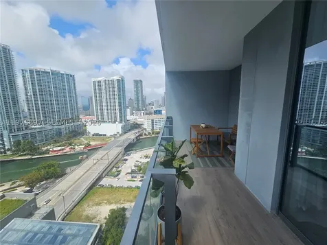 68 SE 6th Street Miami FL 33131