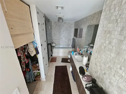 68 SE 6th Street Miami FL 33131