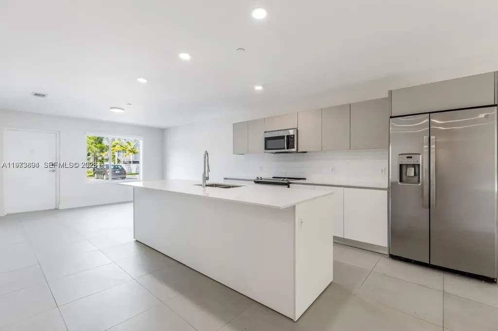 2505 NE 193rd Street Miami FL 33180