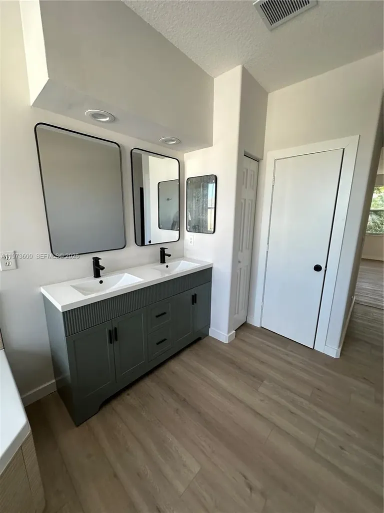 4946 SW 38th Way Hollywood FL 33312
