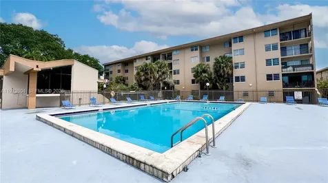 8889 Fontainebleau Boulevard Miami FL 33172