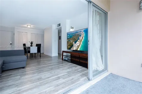 8889 Fontainebleau Boulevard Miami FL 33172