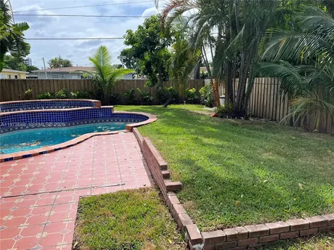 550 NE 174th Street North Miami Beach FL 33162