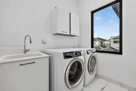 8126 NW 48th Terrace Doral FL 33166