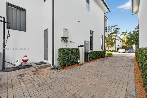 8126 NW 48th Terrace Doral FL 33166
