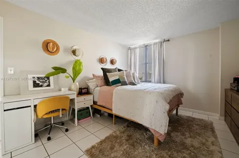 2555 Collins Avenue Miami Beach FL 33140