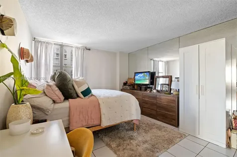 2555 Collins Avenue Miami Beach FL 33140