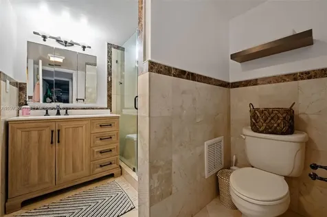 2555 Collins Avenue Miami Beach FL 33140