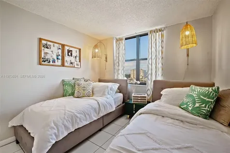 2555 Collins Avenue Miami Beach FL 33140