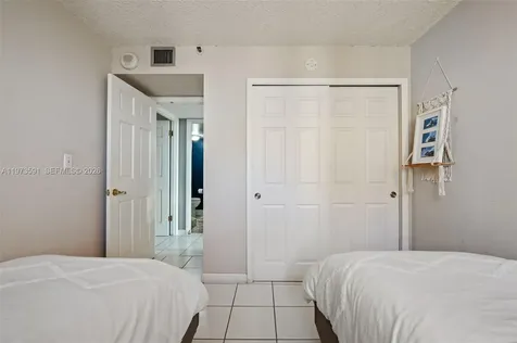 2555 Collins Avenue Miami Beach FL 33140