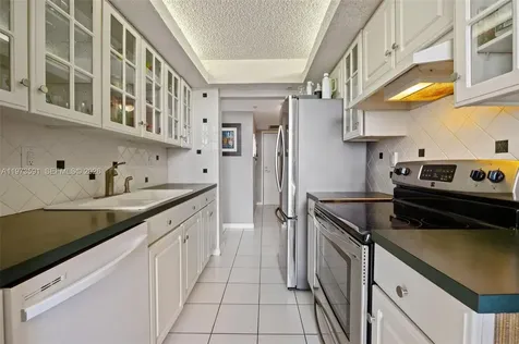 2555 Collins Avenue Miami Beach FL 33140