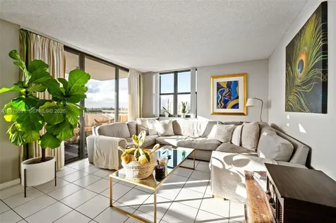 2555 Collins Avenue Miami Beach FL 33140