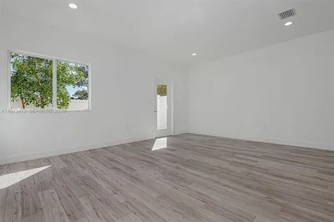 1305 NW 27 Avenue Pompano Beach FL 33069