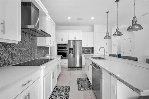 1052 SW 113th Way Pembroke Pines FL 33025