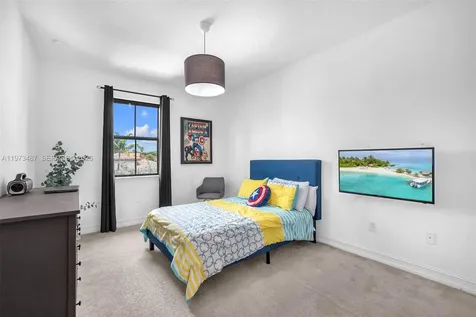 1052 SW 113th Way Pembroke Pines FL 33025