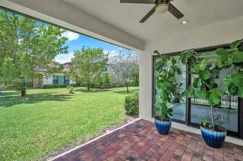1052 SW 113th Way Pembroke Pines FL 33025