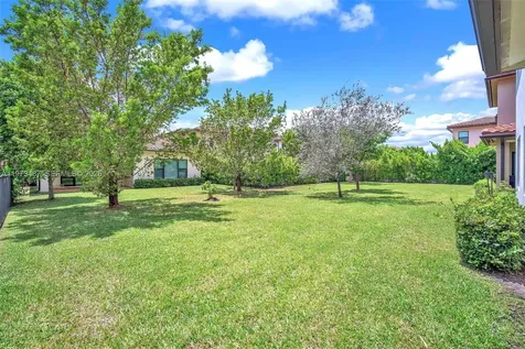 1052 SW 113th Way Pembroke Pines FL 33025