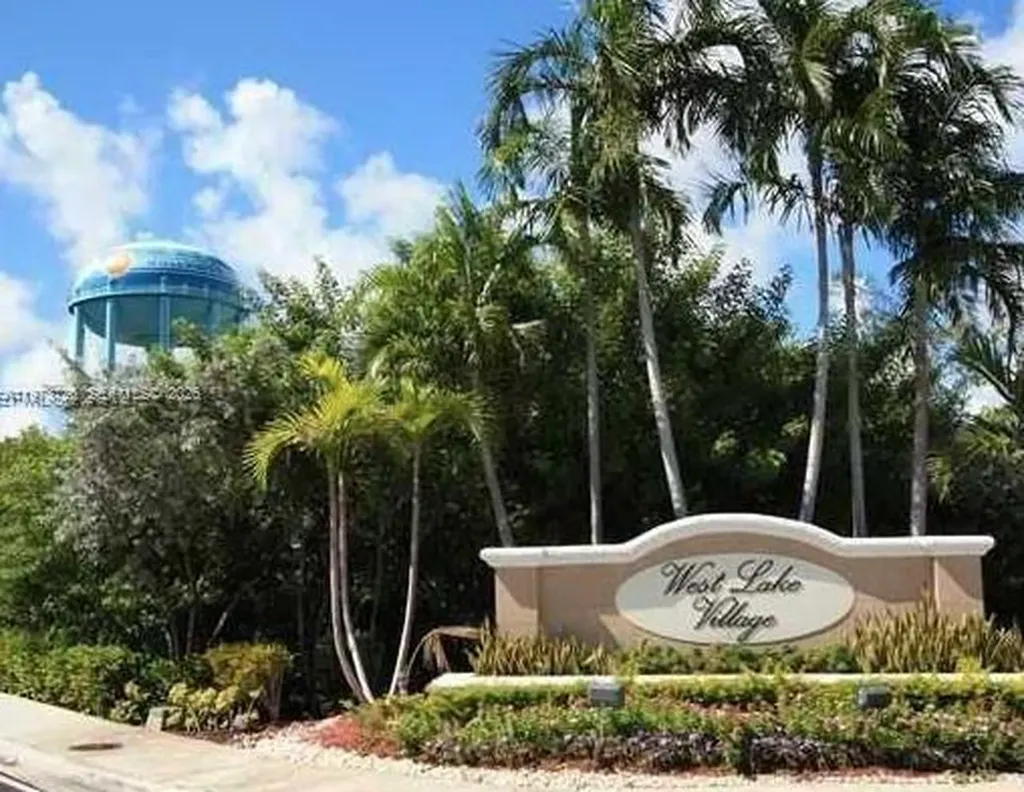 1534 Weeping Willow Way Hollywood FL 33019