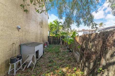 1613 NW 16th Street Miami FL 33125