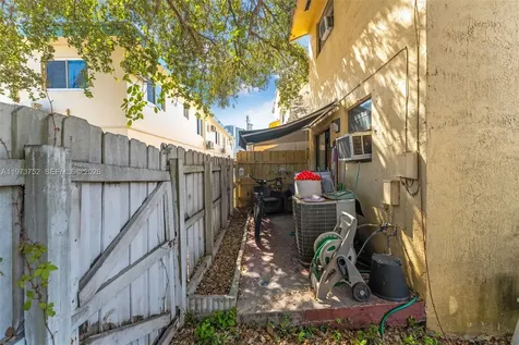 1613 NW 16th Street Miami FL 33125