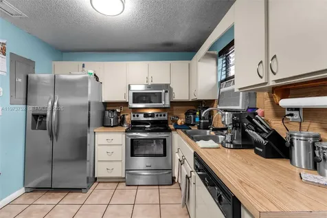 1613 NW 16th Street Miami FL 33125