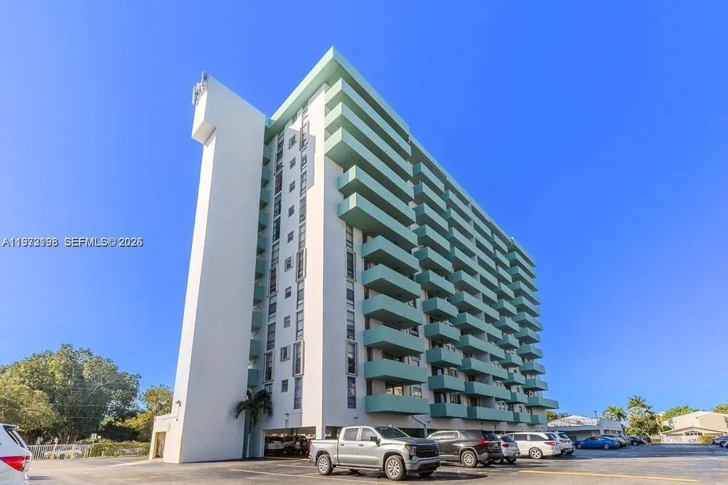 1825 W 44th Place Hialeah FL 33012