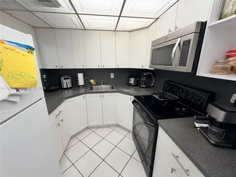 1825 W 44th Place Hialeah FL 33012