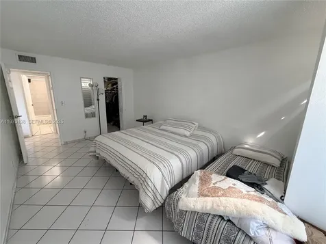 1825 W 44th Place Hialeah FL 33012