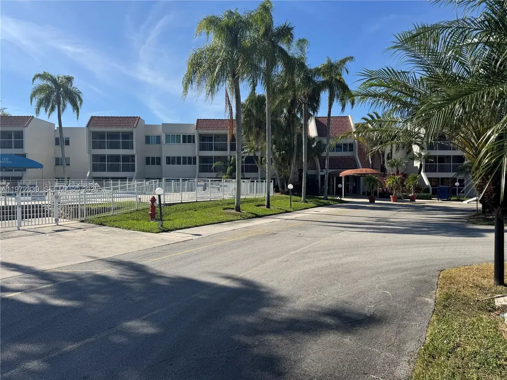 120 Lakeview Drive Weston FL 33326