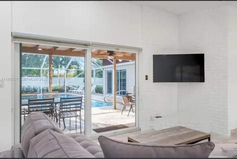 811 N Highland Drive Hollywood FL 33021