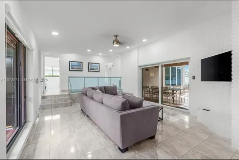 811 N Highland Drive Hollywood FL 33021