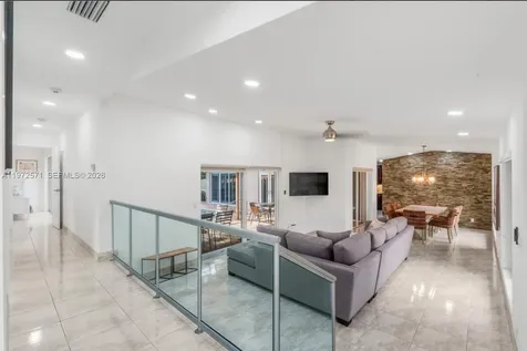 811 N Highland Drive Hollywood FL 33021