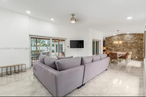 811 N Highland Drive Hollywood FL 33021