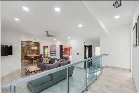 811 N Highland Drive Hollywood FL 33021