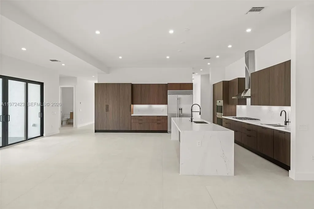 5718 Ashwood Circle W Hollywood FL 33312