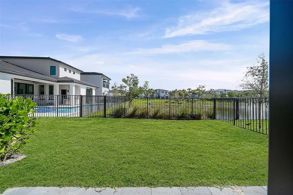 5718 Ashwood Circle W Hollywood FL 33312