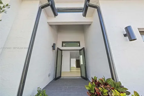 5718 Ashwood Circle W Hollywood FL 33312