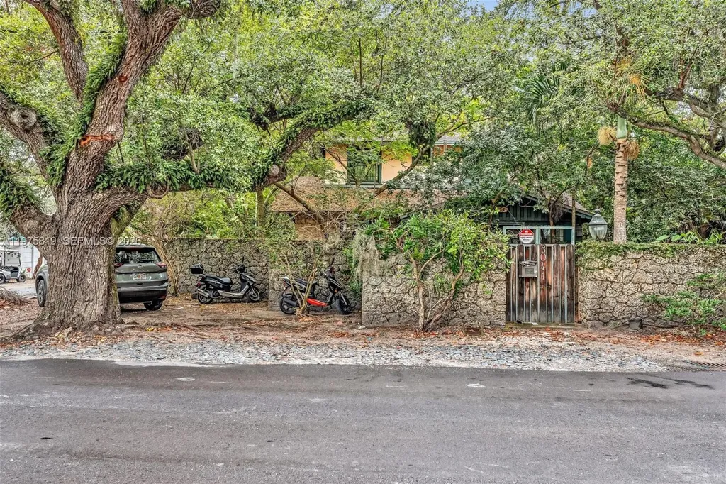 3041 Oak Avenue Miami FL 33133