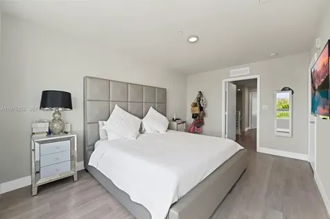 2535 NE 193rd Street Miami FL 33180
