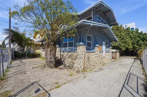667 NW 1st Street Miami FL 33128