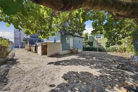 667 NW 1st Street Miami FL 33128