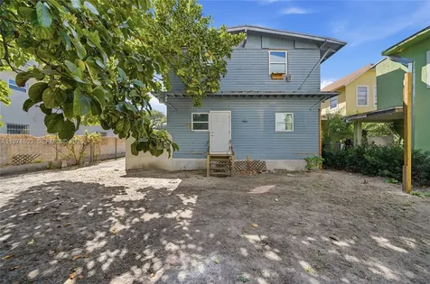 667 NW 1st Street Miami FL 33128