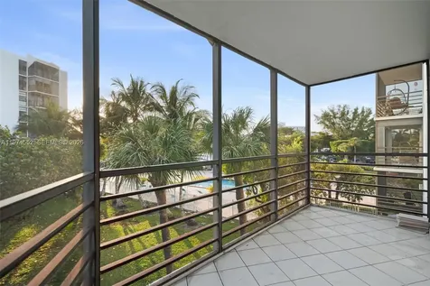 20500 W Country Club Drive Aventura FL 33180